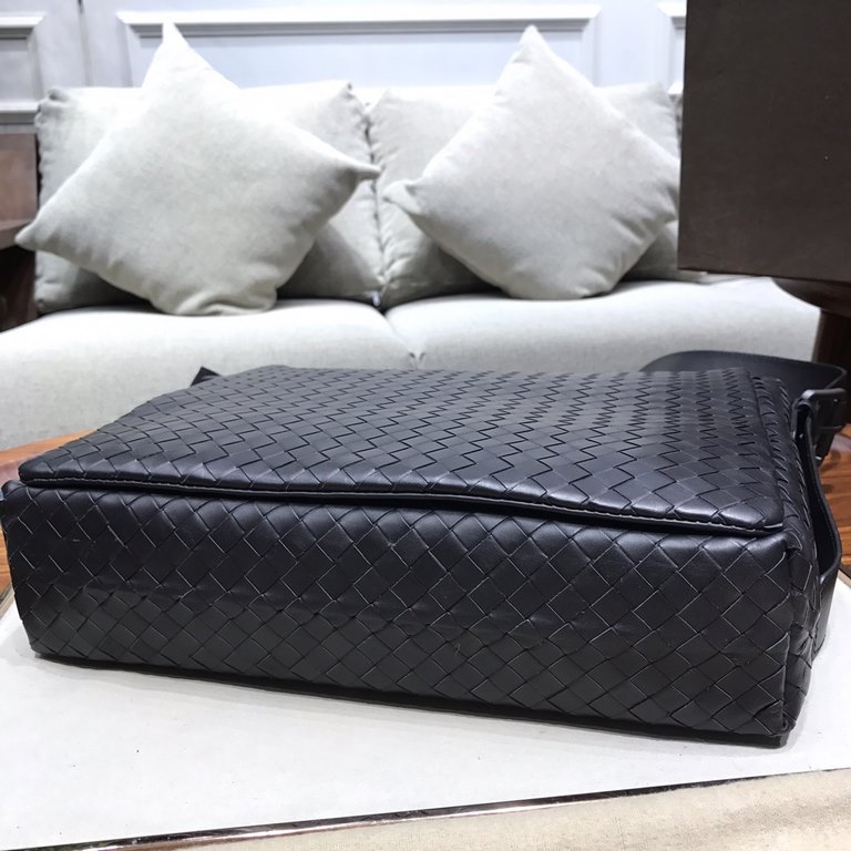 Tire cowhide   Luxury handmade seamless weaving Counter-original gunmetal color accessories    Strong business breath Low-profile  Leather the more you use it, the more oily    Multi-compartment New design Black Size 293