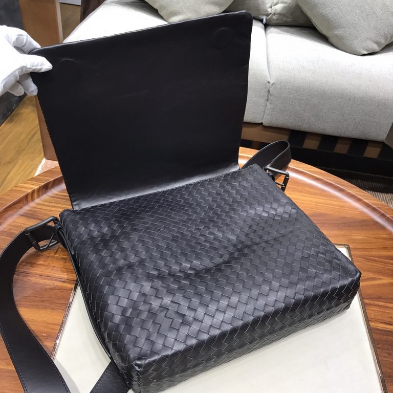 Tire cowhide   Luxury handmade seamless weaving Counter-original gunmetal color accessories    Strong business breath Low-profile  Leather the more you use it, the more oily    Multi-compartment New design Black Size 293