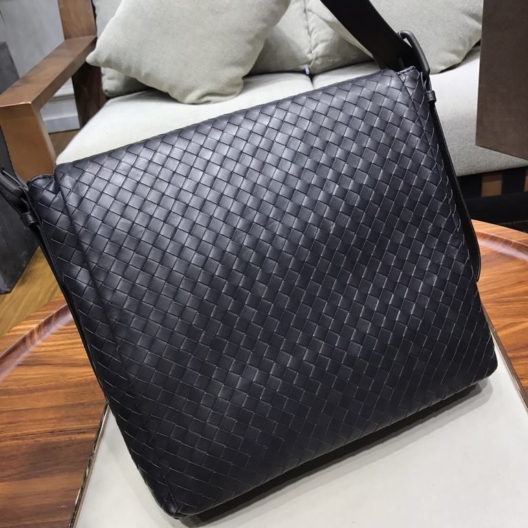 Tire cowhide   Luxury handmade seamless weaving Counter-original gunmetal color accessories    Strong business breath Low-profile  Leather the more you use it, the more oily    Multi-compartment New design Black Size 293