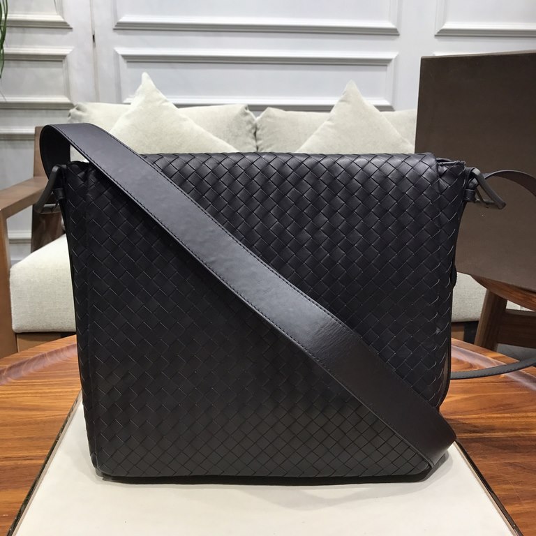 Tire cowhide   Luxury handmade seamless weaving Counter-original gunmetal color accessories    Strong business breath Low-profile  Leather the more you use it, the more oily    Multi-compartment New design Black Size 293