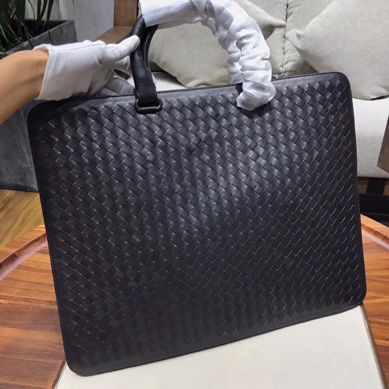 Tire cowhide   Luxury handmade seamless weaving Counter-original gunmetal color accessories    Strong business breath Low-profile  Leather the more you use it, the more oily    Multi-compartment New design Black Size 423