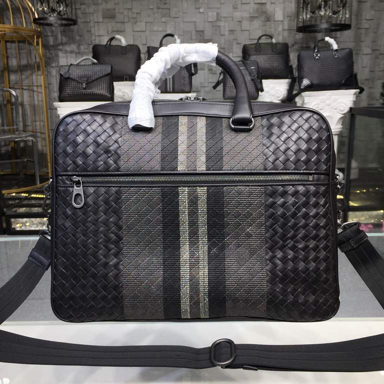 Men's Briefcase No logo as well known to the world Adhering to the tradition of handmade Tire cowhide leather seamless weaving Gunmetal color electrophoresis accessories   ♂Low-profile and practical Leather the more you 