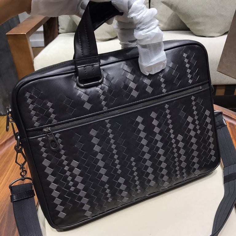 Woven briefcase Imported fetal cowhide leather hand-woven Zipper closure Highest quality on the net Size 36527cm