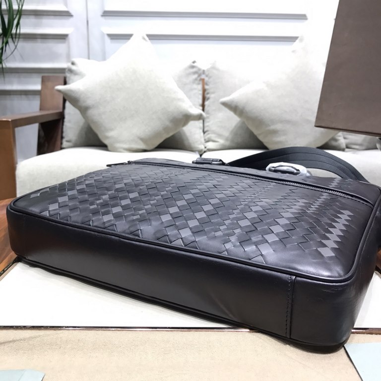 Woven briefcase Imported fetal cowhide leather hand-woven Zipper closure Highest quality on the net Size 36527cm