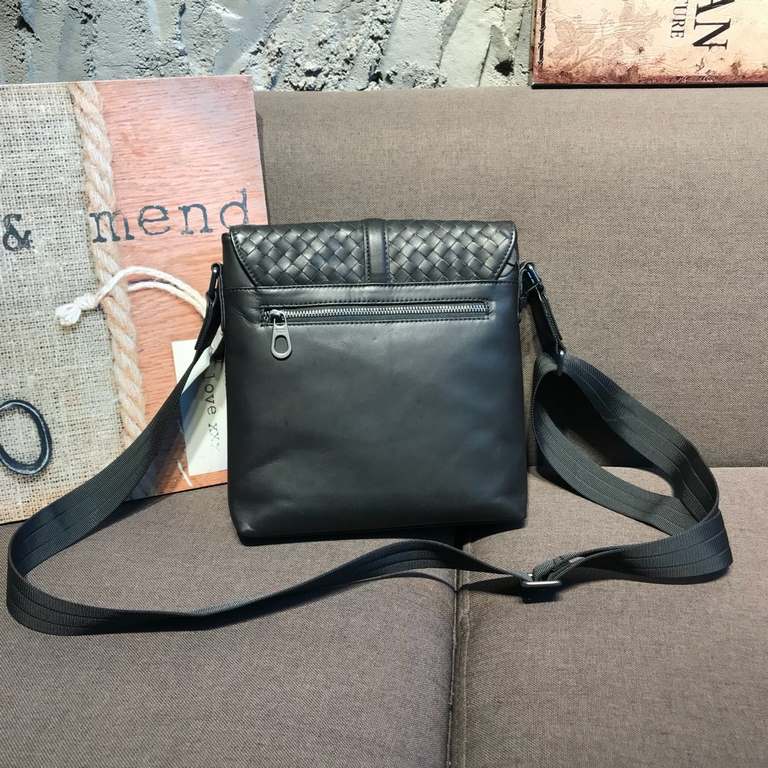 BV-latest men's crossbody bag Original quality synchronized with the official website Adopting Italy's top waxed cowhide leather Pure handmade weaving Feeling superb Counter original hardware The overall shape of the qua