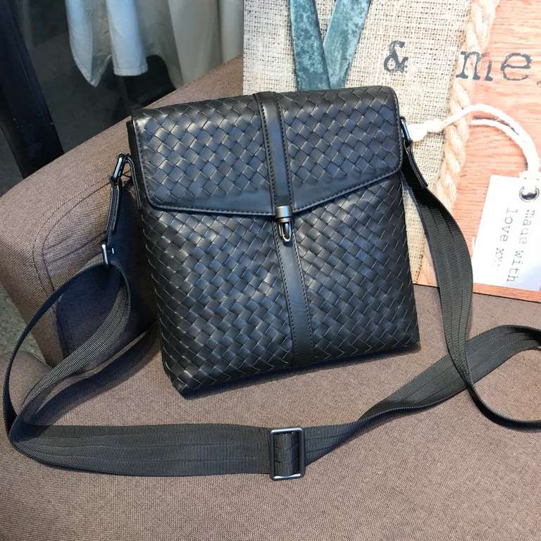 BV-latest men's crossbody bag Original quality synchronized with the official website Adopting Italy's top waxed cowhide leather Pure handmade weaving Feeling superb Counter original hardware The overall shape of the qua