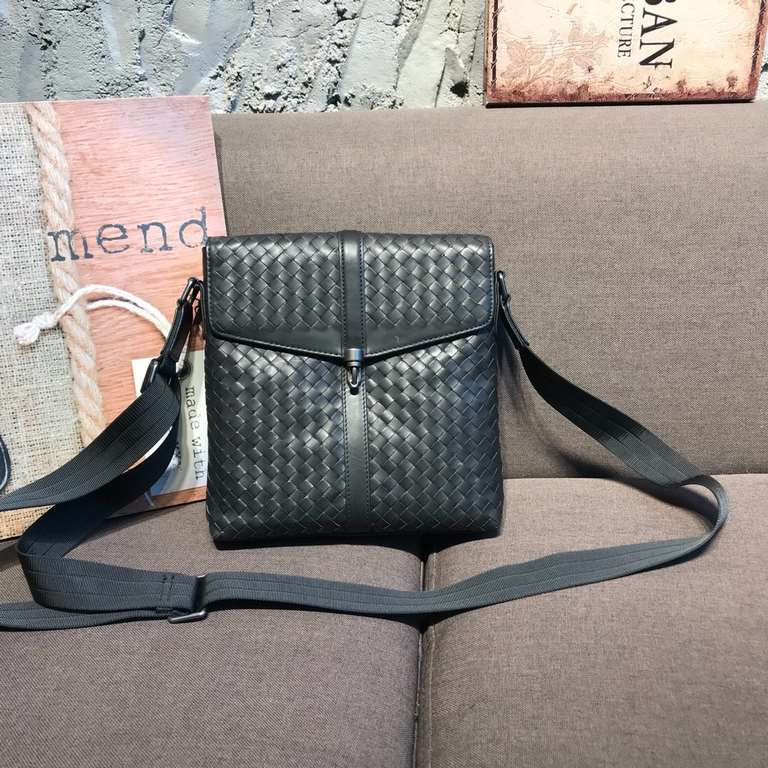 BV-latest men's crossbody bag Original quality synchronized with the official website Adopting Italy's top waxed cowhide leather Pure handmade weaving Feeling superb Counter original hardware The overall shape of the qua