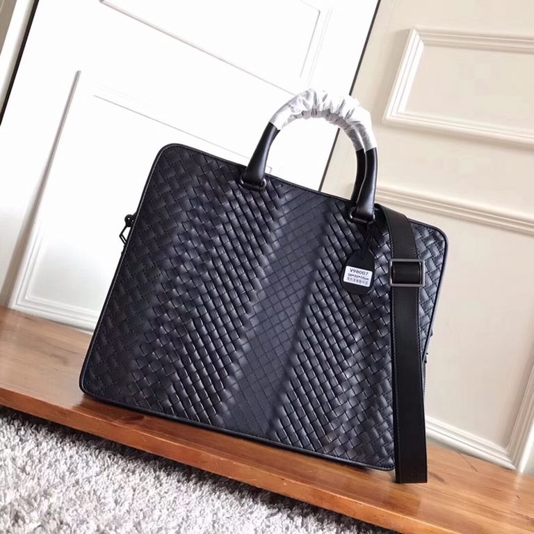 Bottega venet black woven calf leather briefcase Decorated with a unique Imperatore weave effect, it is a luxurious accessory for work. Strong and durable calfskin leather is hand-woven, padded and etched to create an ex