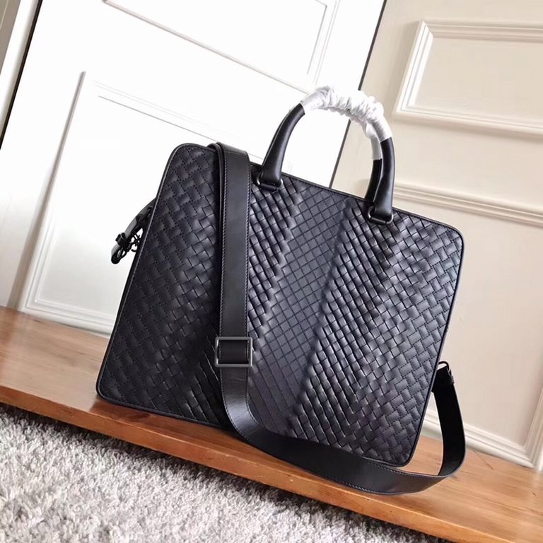 Bottega venet black woven calf leather briefcase Decorated with a unique Imperatore weave effect, it is a luxurious accessory for work. Strong and durable calfskin leather is hand-woven, padded and etched to create an ex