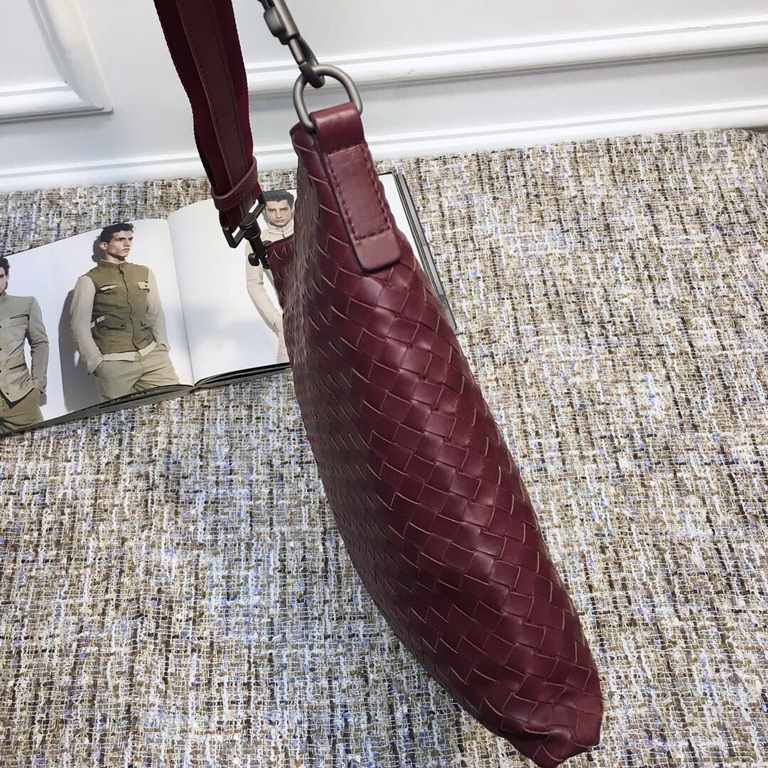 men's crossbody bag Guo Tao same model bag type simple   fashion Adhering to the traditional handmade   tire cowhide seamless weaving    ♂ low-profile luxury The more you use it, the more the leather will be oily and shi