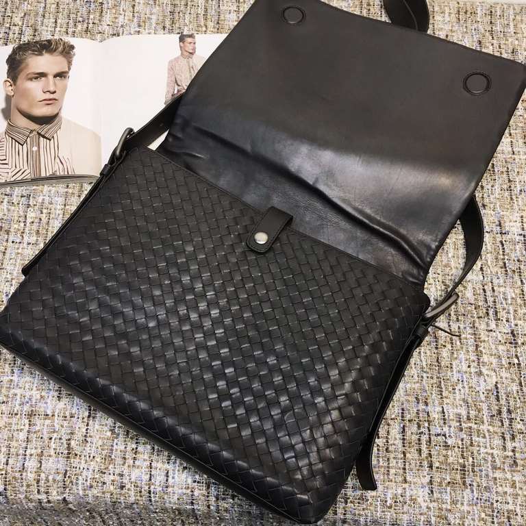 Men's Messenger Crossbody Bag .... Original Italian Tire Cowhide .... Soft and delicate leather, pure hand-woven First-class handfeeling, Sticky magnetic flap closure (small buttons inside). 1 main inner compartment laye