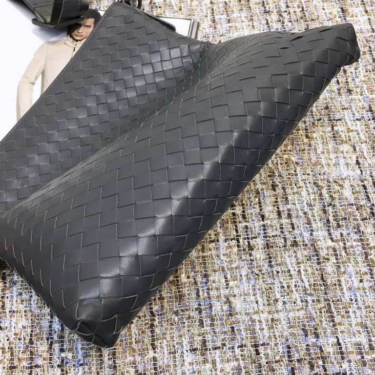 men's crossbody bag Guo Tao same model bag type simple   fashion Adhering to the traditional handmade   tire cowhide seamless weaving    ♂ low-profile luxury The more you use it, the more the leather will be oily and shi