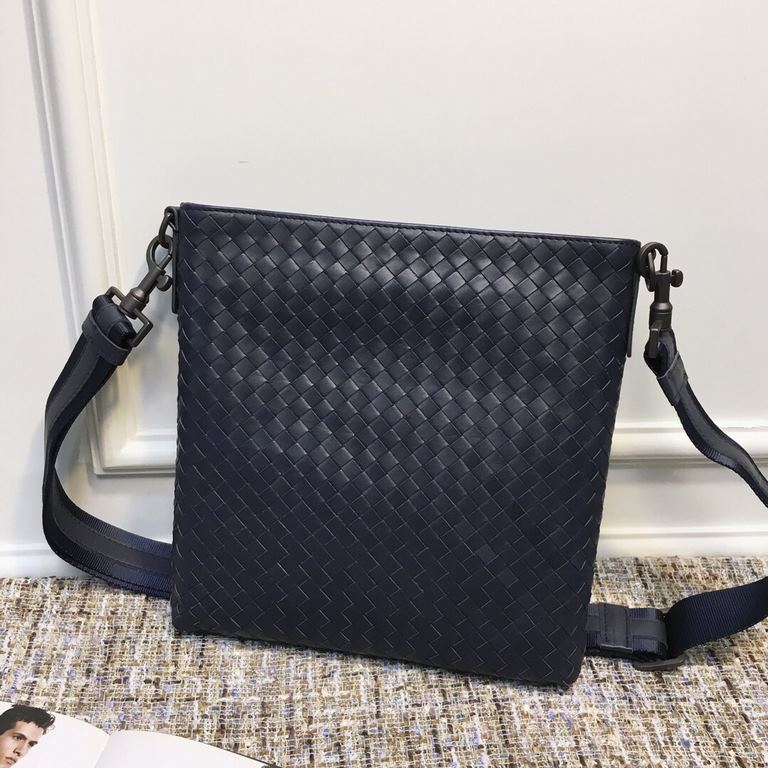 men's crossbody bag Guo Tao same model bag type simple   fashion Adhering to the traditional handmade   tire cowhide seamless weaving    ♂ low-profile luxury The more you use it, the more the leather will be oily and shi