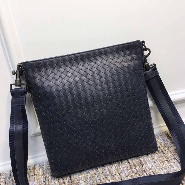 men's crossbody bag Guo Tao same model bag type simple   fashion Adhering to the traditional handmade   tire cowhide seamless weaving    ♂ low-profile luxury The more you use it, the more the leather will be oily and shi