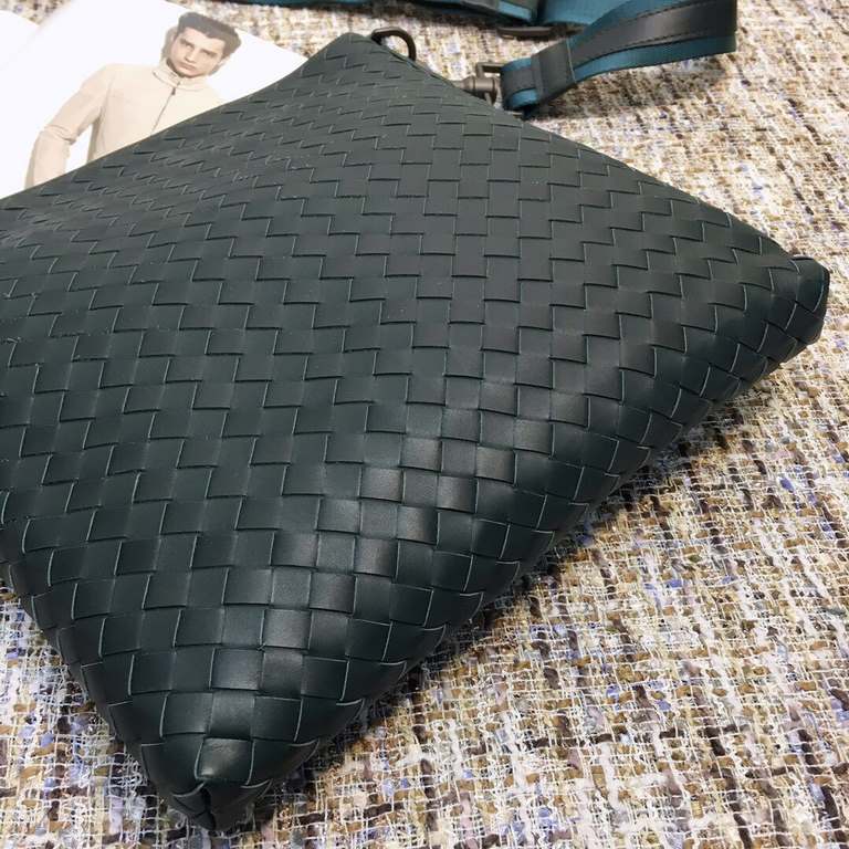 men's crossbody bag Guo Tao same model bag type simple   fashion Adhering to the traditional handmade   tire cowhide seamless weaving    ♂ low-profile luxury The more you use it, the more the leather will be oily and shi