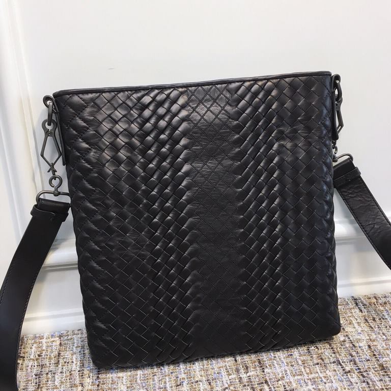 Men's Crossbody Messenger Bag The bag type is so simple No logo秘,as well as known to the world Adhering to the tradition of handmade Tire cowhide leather seamless weaving Gunmetal color electrophoresis accessories   ♂Low