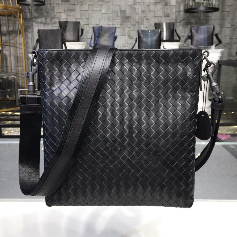 Men's Crossbody Messenger Bag  The bag type is so simple No LOGO秘秘,as well as known to the world Adhering to the tradition of handmade  Tire cowhide leather seamless weaving Gunmetal color electrophoresis accessories   ♂