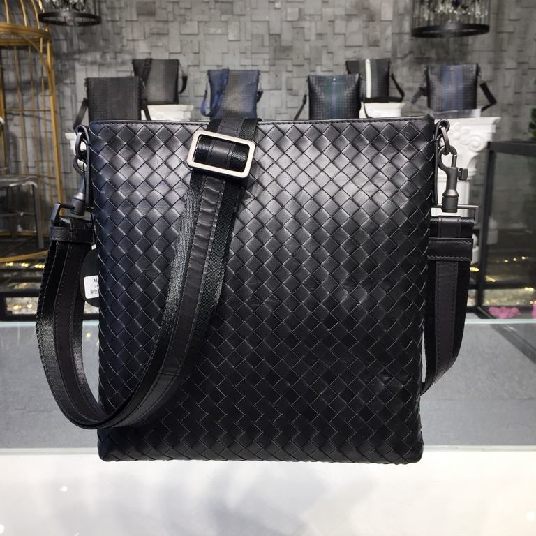 Men's Crossbody Messenger Bag  The bag type is so simple No LOGO秘秘,as well as known to the world Adhering to the tradition of handmade  Tire cowhide leather seamless weaving Gunmetal color electrophoresis accessories   ♂