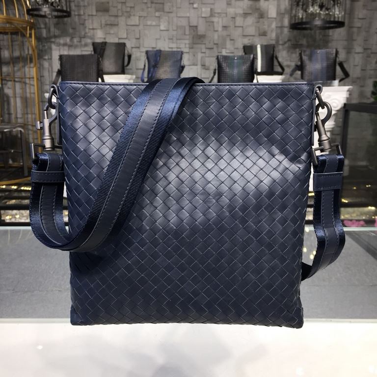 Men's Crossbody Messenger Bag  The bag type is so simple No LOGO秘秘,as well as known to the world Adhering to the tradition of handmade  Tire cowhide leather seamless weaving Gunmetal color electrophoresis accessories   ♂