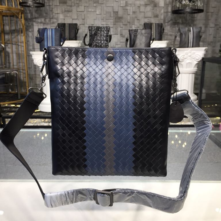 Men's Crossbody Messenger Bag  The bag type is so simple No LOGO秘秘,as well as known to the world Adhering to the tradition of handmade  Tire cowhide leather seamless weaving Gunmetal color electrophoresis accessories   ♂