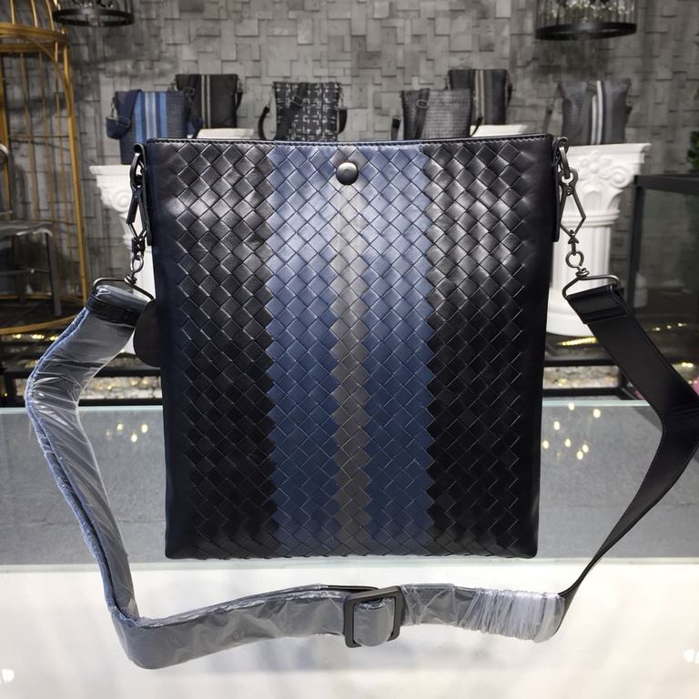 Men's Crossbody Messenger Bag  The bag type is so simple No LOGO秘秘,as well as known to the world Adhering to the tradition of handmade  Tire cowhide leather seamless weaving Gunmetal color electrophoresis accessories   ♂