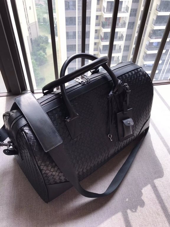 Travel bag   Italian customized fetal cowhide leather Leather soft and comfortable, pure hand-woven to create a top high, rich in three-dimensional sense, dense and orderly Size 48x34x23.5cm