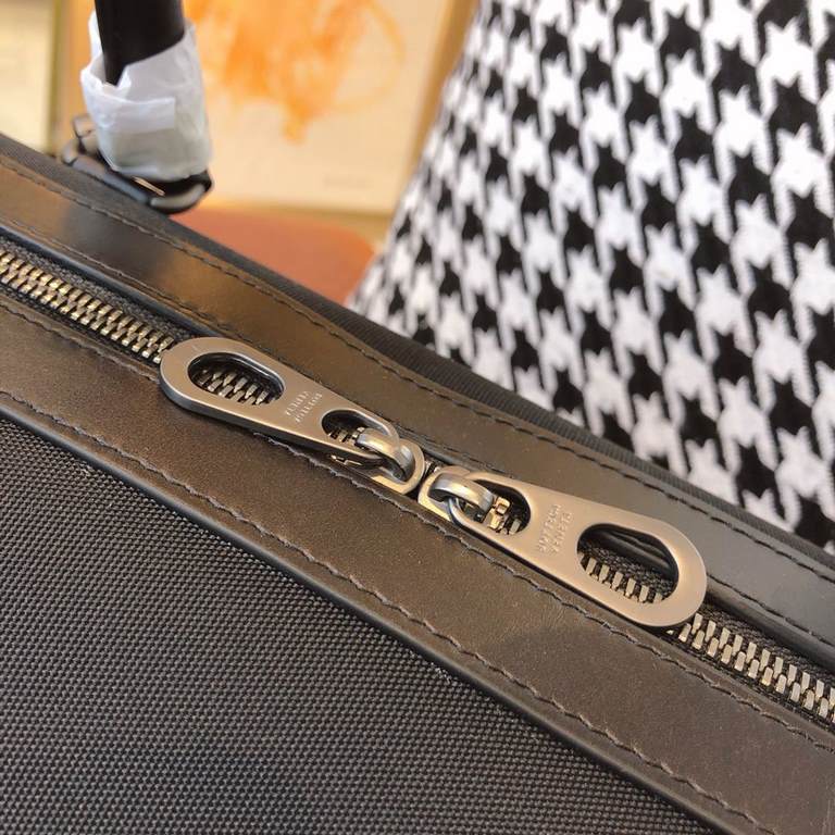 Italian original custom-made tire cowhide   linen   Luxury handmade seamless weaving Counter original gunmetal color accessories    Strong business atmosphere Low-profile  Leather the more you use it, the more oily it is