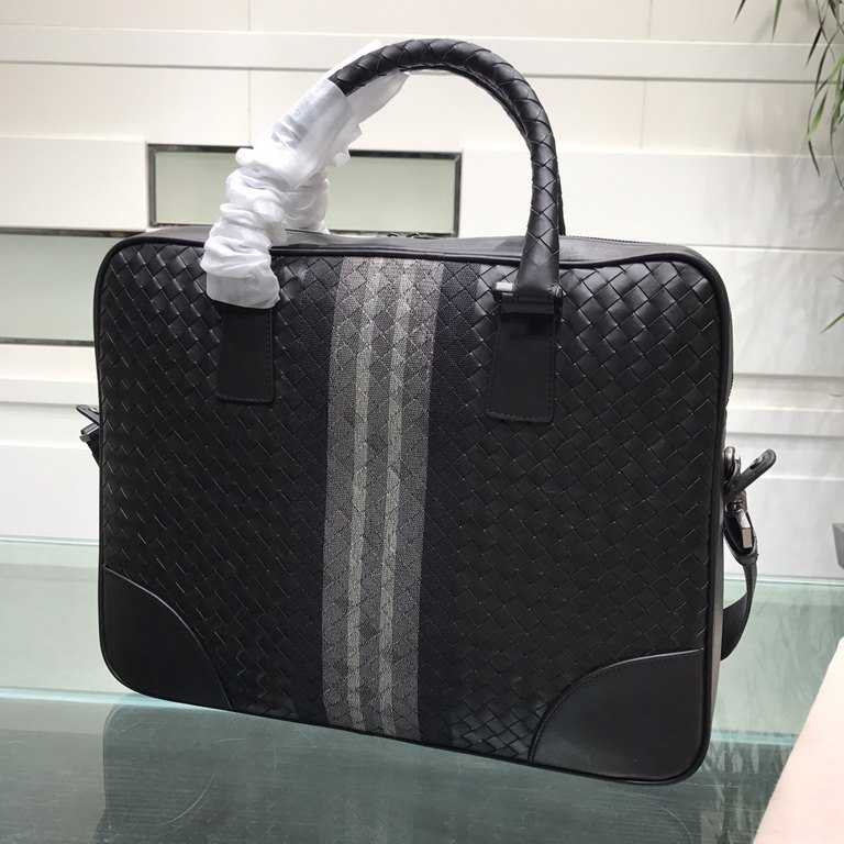 Briefcase Original imported cowhide leather Extremely soft Classic hand-woven Showing craftsmanship Double zipper pocket Large capacity Practical size 40830cm