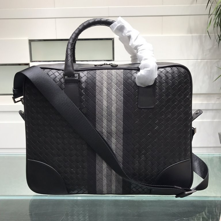 Briefcase Original imported cowhide leather Extremely soft Classic hand-woven Showing craftsmanship Double zipper pocket Large capacity Practical size 40830cm