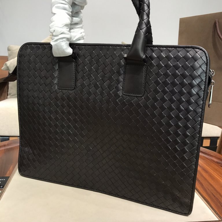 Woven briefcase Imported fetal cowhide leather hand-woven Zipper closure Size 38829cm