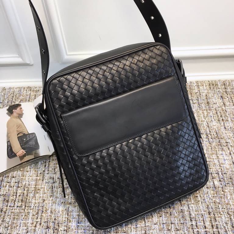 The casual crossbody bag is made of Italian fetal cowhide, soft and delicate leather, the more you use it, the brighter it gets. The internal space is suitable for the zipper closure.