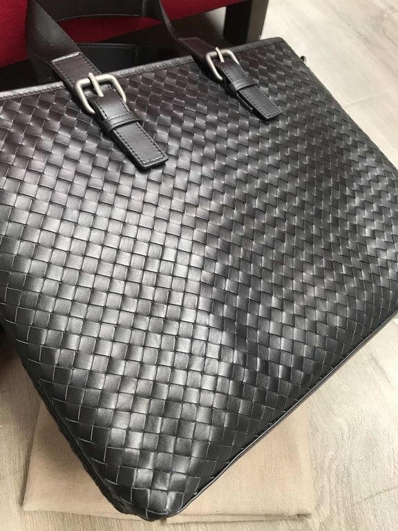 Men's Briefcase  No logo as well known to the world Adhering to the tradition of handmade  Italy original tires cowhide leather seamless weaving gunmetal color electrophoresis accessories   ♂Low-profile and practical Lea