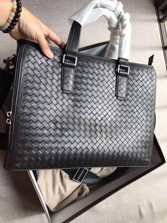 B family men's bag Made of top imported fetal cowhide, hand-woven ~ three compartments large compartment, large capacity, to meet all your needs [Delightful] The body of the bag is dense and neatly organized    Strong te