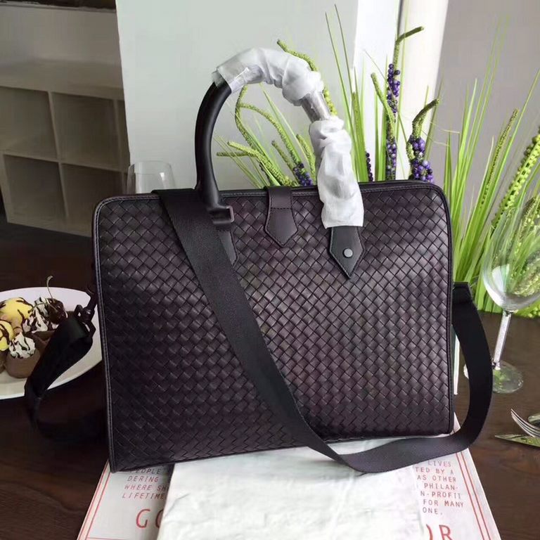 Home B Italy    Original Tire Cowhide .... Soft and delicate leather, pure hand-woven, first-class handfeel, zipper closure. 1 main inner compartment, 1 tablet space, 1 side compartment layer, size W39D7.5H30cm All