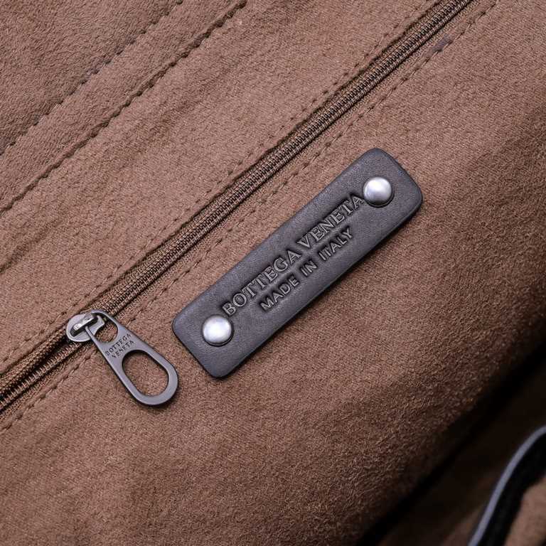 BV-latest men's handbag briefcasehorizontal section  Original quality Official website synchronization The use of top waxed tire cowhide leather feel awesome Counter original hardware Unique design style perfect to the e