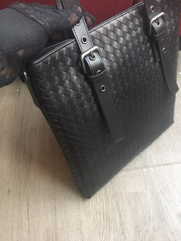 Men's Vertical Briefcase Handbag   Following the traditional craftsmanship    hand-woven in genuine Italian cowhide leather   Easy and convenient to use on the go   Simple style The bag is fully woven with a practical ha