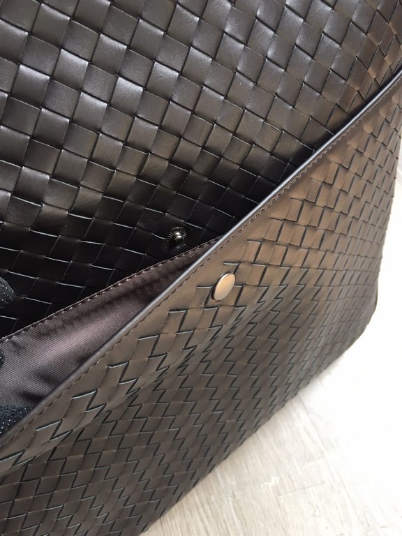 Men's Vertical Briefcase Handbag   Following the traditional craftsmanship    hand-woven in original Italian cowhide leather   Easy and convenient to use on the go   Simple style The bag body is fully woven with a practi