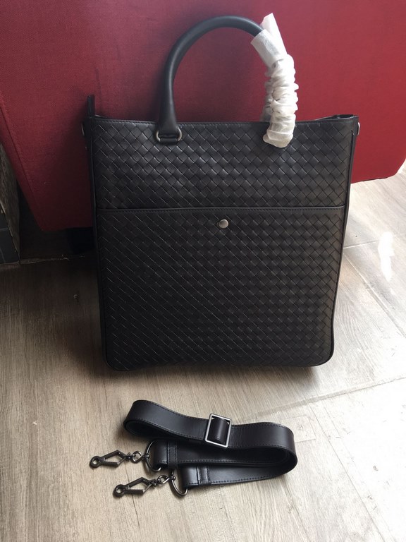 Men's Vertical Briefcase Handbag   Following the traditional craftsmanship    hand-woven in original Italian cowhide leather   Easy and convenient to use on the go   Simple style The bag body is fully woven with a practi