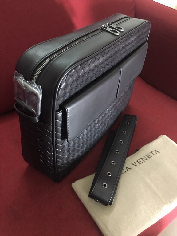 Luxury handmade seamless weaving Counter original single gunmetal color accessories    Strong business atmosphere Low profile  Leather the more you use it, the more oily    Multi-compartments Brand new design Dimensions 