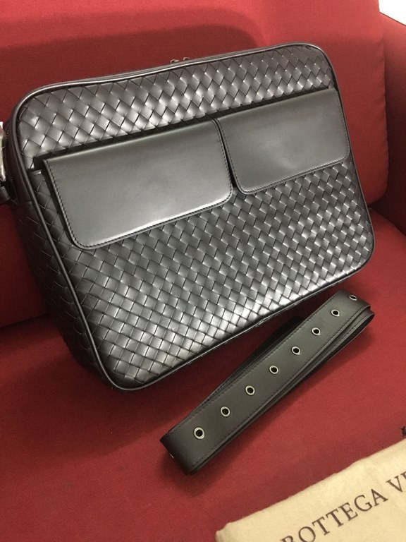 Luxury handmade seamless weaving Counter original single gunmetal color accessories    Strong business atmosphere Low profile  Leather the more you use it, the more oily    Multi-compartments Brand new design Dimensions 