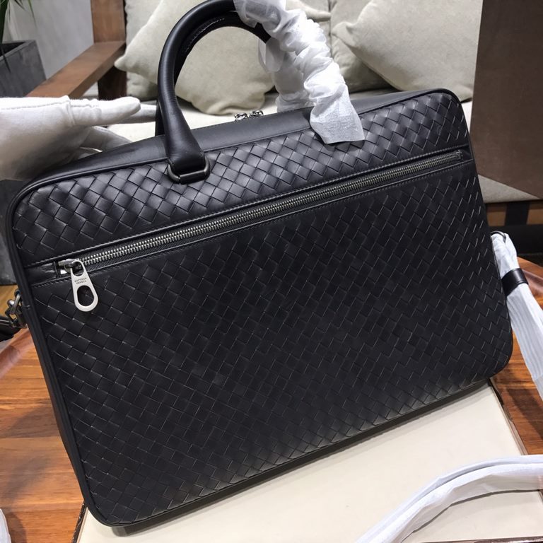 Italian original custom-made tire cowhide   Luxury handmade seamless weaving Counter original single gunmetal color accessories    Strong business atmosphere Low-profile  leather the more you use it, the more oily    Mul