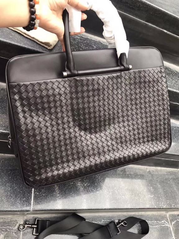 Casual bag   Italian customized fetal cowhide Leather is soft and comfortable, pure hand-woven to create a top briefcase, rich in three-dimensional sense, dense and orderly Size 40x7x29cm