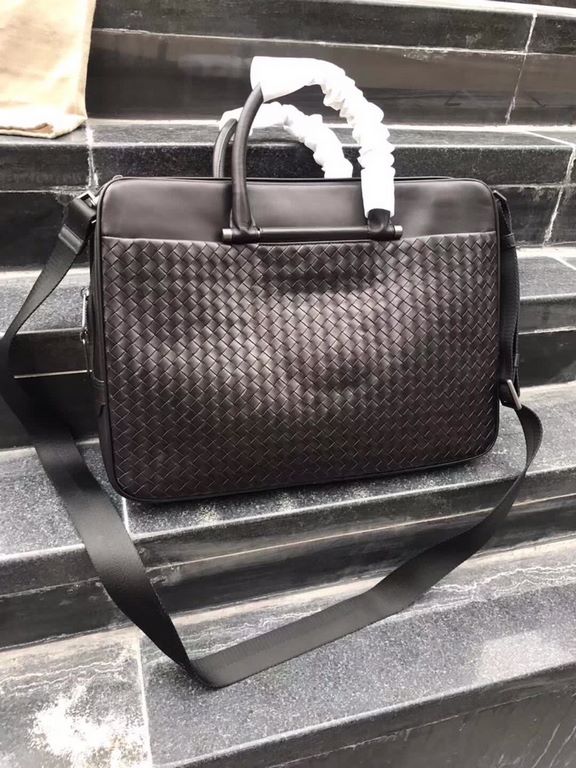 Casual bag   Italian customized fetal cowhide Leather is soft and comfortable, pure hand-woven to create a top briefcase, rich in three-dimensional sense, dense and orderly Size 40x7x29cm