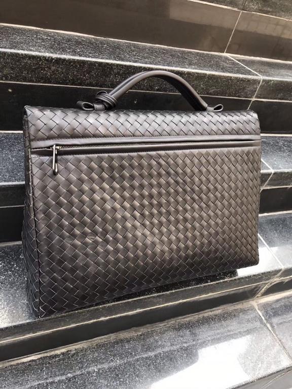 Casual bag   Italian customized fetal cowhide leather Leather soft and comfortable, pure hand-woven to create a top briefcase, rich in three-dimensional sense, dense and orderly Size 38x10x28cm