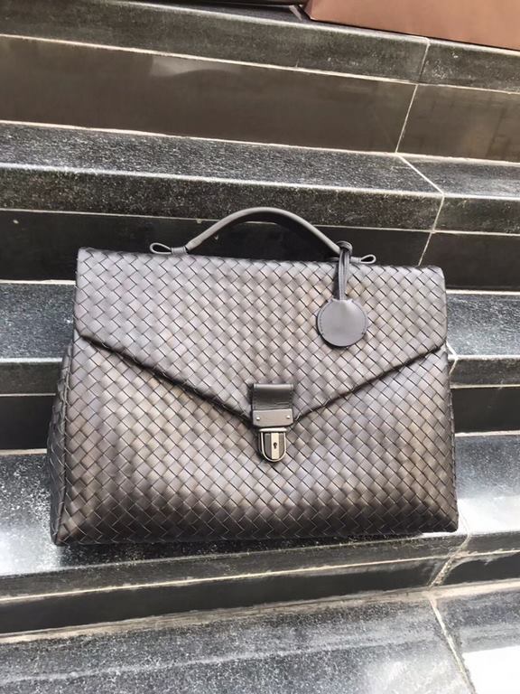 Casual bag   Italian customized fetal cowhide leather Leather soft and comfortable, pure hand-woven to create a top briefcase, rich in three-dimensional sense, dense and orderly Size 38x10x28cm