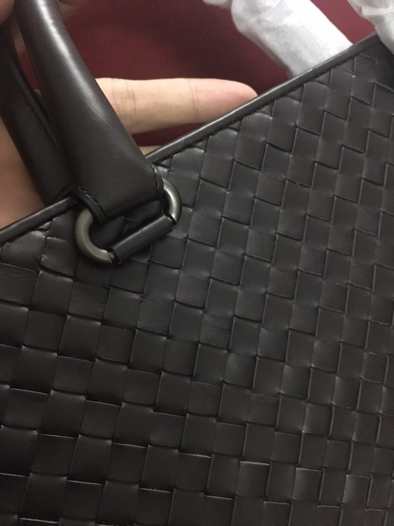 Italian original custom-made tire cowhide   Luxury handmade seamless weaving Counter original single gunmetal color accessories    Strong business atmosphere Low-profile  leather the more you use it, the more oily    Mul