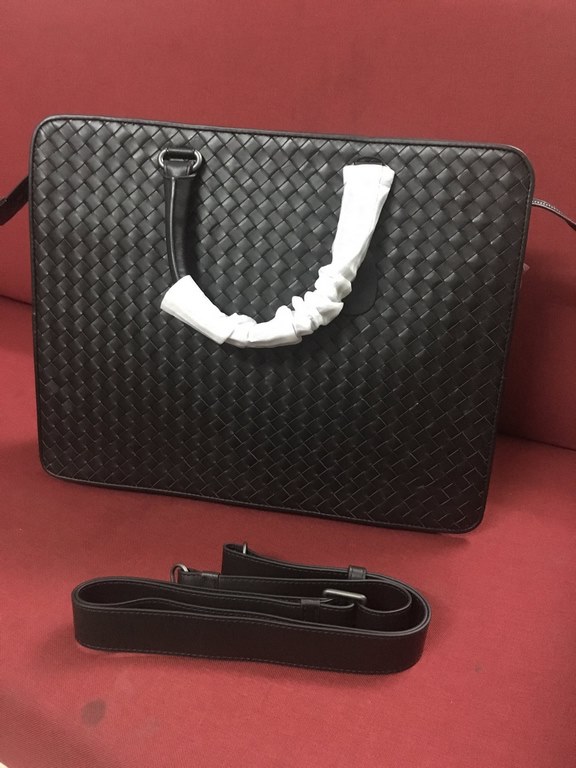 Italian original custom-made tire cowhide   Luxury handmade seamless weaving Counter original single gunmetal color accessories    Strong business atmosphere Low-profile  leather the more you use it, the more oily    Mul