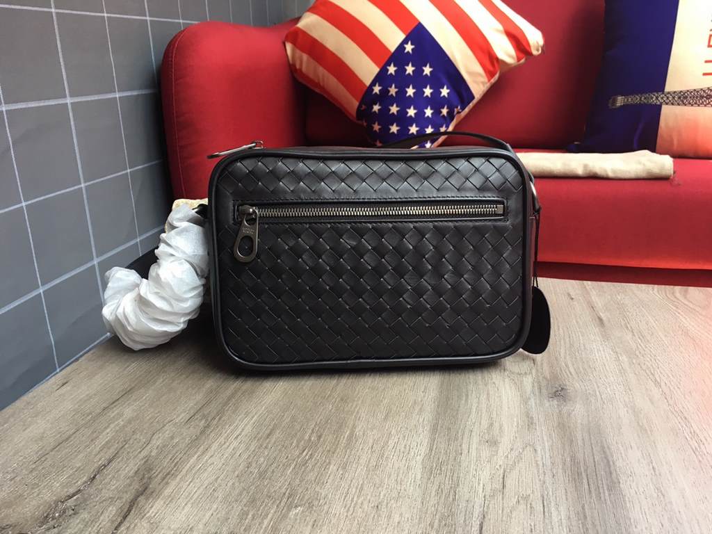 Messenger bags for men and women Made of Italian customized original fetal cowhide, pure hand-woven Leather fine   feel   low-profile Temperament has a personality High    Main side zipper compartment   Size 22.5126cm