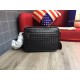 Messenger bags for men and women Made of Italian customized original fetal cowhide, pure hand-woven Leather fine   feel   low-profile Temperament has a personality High    Main side zipper compartment   Size 22.5126cm