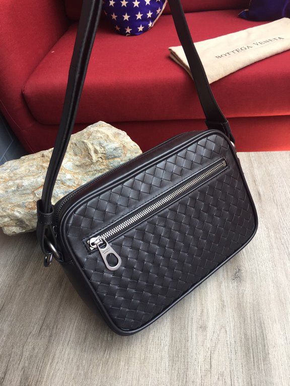 Messenger bags for men and women Made of Italian customized original fetal cowhide, pure hand-woven Leather fine   feel   low-profile Temperament has a personality High    Main side zipper compartment   Size 22.5126cm